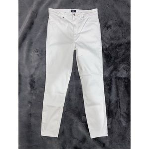 Whit Abercrombie & Fitch jeggings.